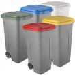 Paperera amb tapa i rodes.
Colors per reciclatge. Capacitat per a 80 litres.
1...