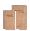 Quadern cosit amb tapes de fusta natural. 
Paper 90 g Premium amb ratlles.

C...